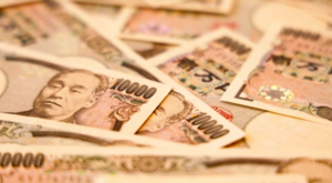 El yen se fortalece ampliamente impulsado por flujos de refugio seguro